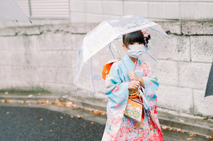 春日神社,七五三,ロケーション撮影,7歳七五三,ご祈祷シーン撮影,お兄ちゃん,雨のロケフォト,雨のロケ撮影