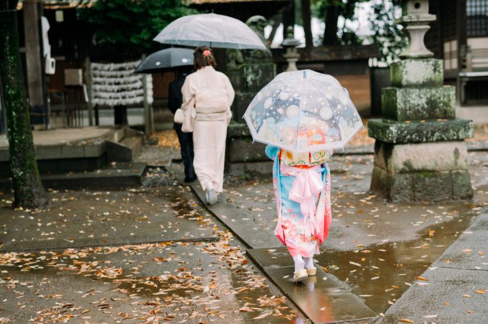 春日神社,七五三,ロケーション撮影,7歳七五三,ご祈祷シーン撮影,お兄ちゃん,雨のロケフォト