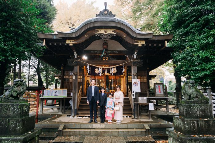 春日神社,七五三,ロケーション撮影,7歳七五三,ご祈祷シーン撮影,神社撮影,落ち葉,記念撮影,神社前,家族撮影,記念撮影,4人家族,兄妹