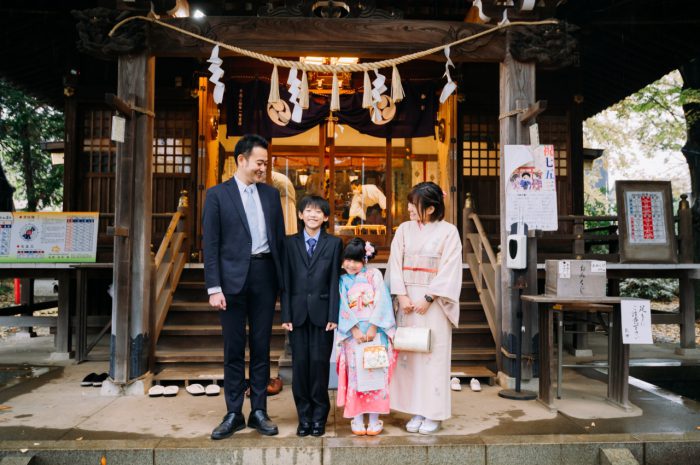 春日神社,七五三,ロケーション撮影,7歳七五三,ご祈祷シーン撮影,神社撮影,落ち葉,記念撮影,神社前,家族撮影,記念撮影,4人家族