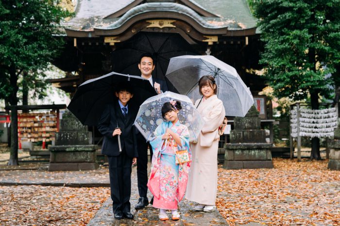 春日神社,七五三,ロケーション撮影,7歳七五三,ご祈祷シーン撮影,神社撮影,落ち葉,記念撮影,神社前