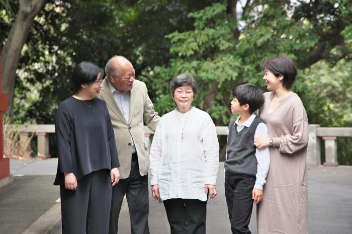 金婚式,出張撮影,赤坂日枝神社,家族写真,孫,夫婦50周年記念撮影,お母さん