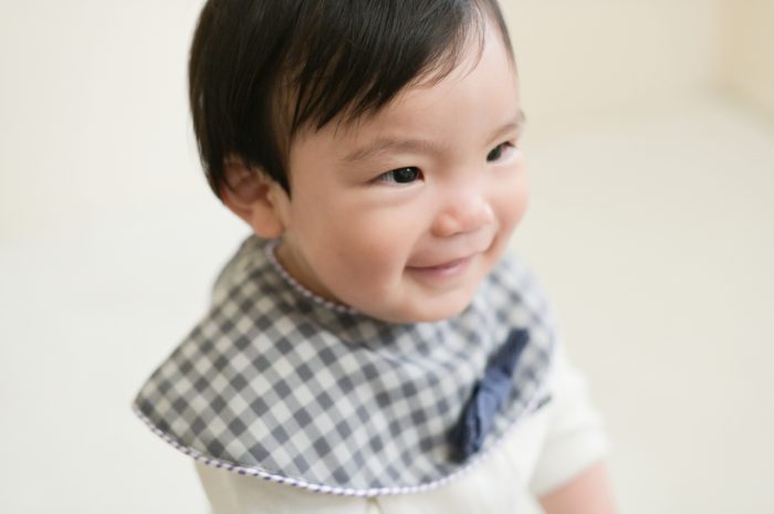 1歳誕生日記念,スタジオ撮影,1歳記念,1歳誕生日,男の子,アルバム,第一子,3人家族,笑顔,おめでとう