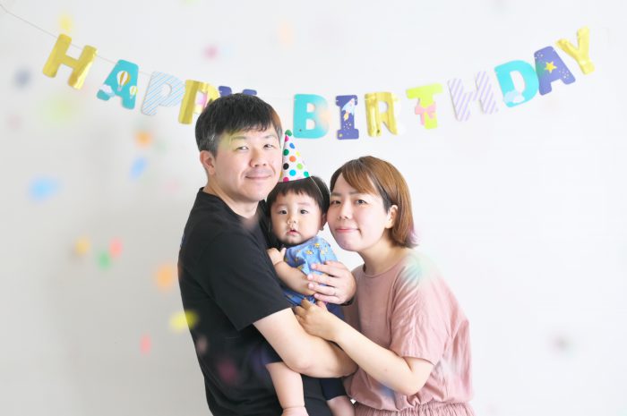 1歳誕生日,1歳男の子,ファーストバースデー,3人家族,家族写真,1歳記念撮影,1歳スタジオ撮影