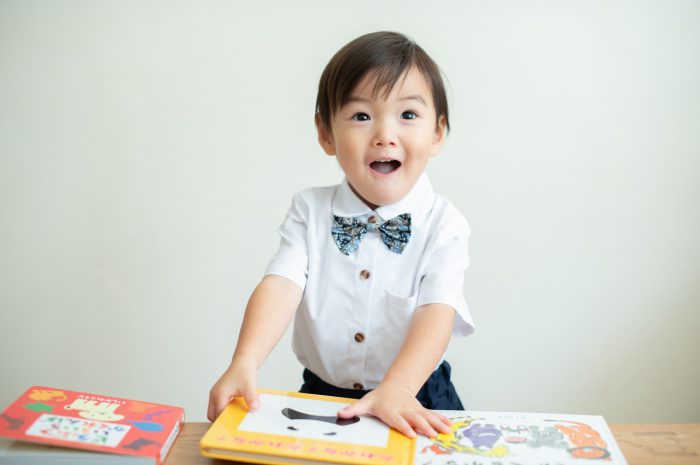 2歳男の子,誕生日記念撮影,絵本と一緒に