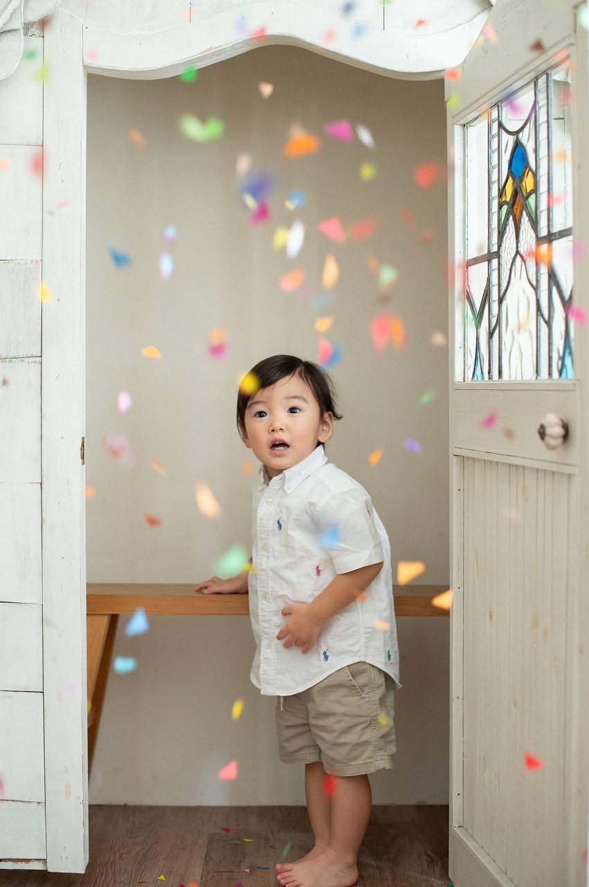 2歳男の子,誕生日記念撮影,紙吹雪と