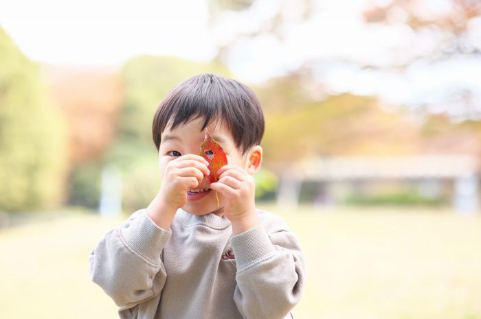 3歳男の子,家族写真撮影,ロケ撮影,3歳,公園ロケ,落ち葉